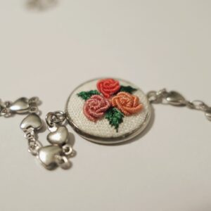 Pulseira bordada floral rosê