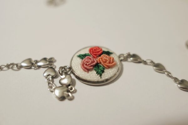 Pulseira bordada floral rosê