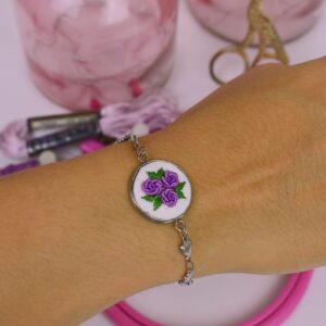 Pulseira lilás com rococó bordado